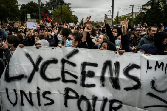 Des lycéens manifestent avec une pancarte 'Lycéens unis pour...'