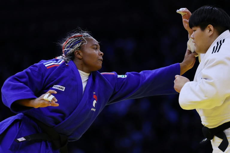 La judoka française Romane Dicko (G) battue en finale par la Sud-Coréenne Lee Hyeon-ji aux Mondiaux dans la catégorie des +78 kg, le 10 octobre 2026 à Bakou