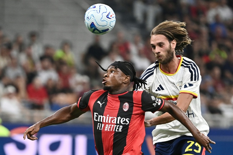 L'attaquant de l'AC Milan Samuel Chukwueze marqué par le défenseur de Lecce Antonino Gallo lors de 5e journée du Championnat d'Italie le 20 septembre, 2026 à San Siro