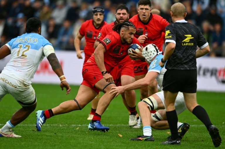Charge du deuxième ligne de Lyon Mickael Guillard contre Bayonne en Top 14 le 24 octobre 2026 au stade Jean-Dauger à Bayonne