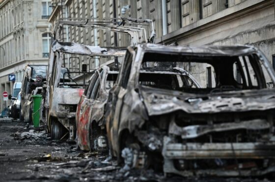 Des voitures calcinées dans une rue de Paris après les violences urbaines.