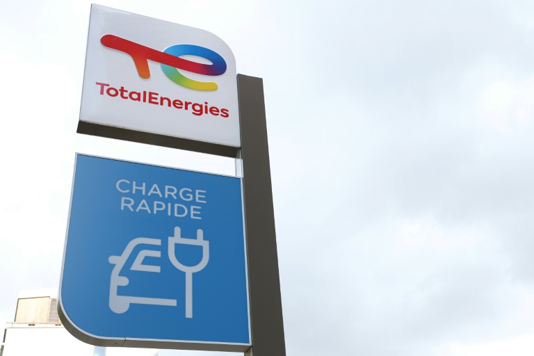 Un panneau de charge rapide pour voitures électrique dans une station-service Total à Paris, le 16 septembre 2026