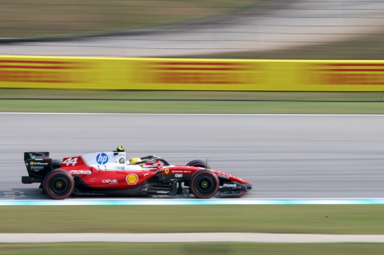 Lewis Hamiltion au vollant de la Ferrari lors des qualifications du GP de Bahrein de F1 le 3 octobre 2026 sur le circuit de Sepang à Kuala Lumpur