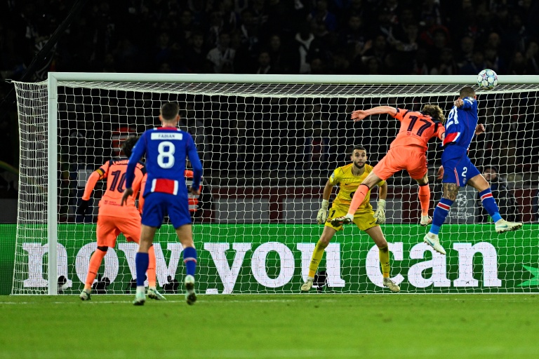 Le défenseur du PSG Lucas Hernandez (à droite) marque un but de la tête contre le Barça au Parc des Princes, le 20 octobre 2026 en Ligue des champions