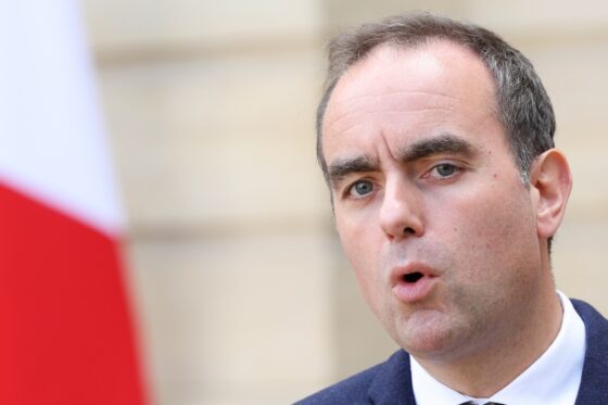 Sébastien Lecornu s'exprime lors d'un événement politique à Paris.