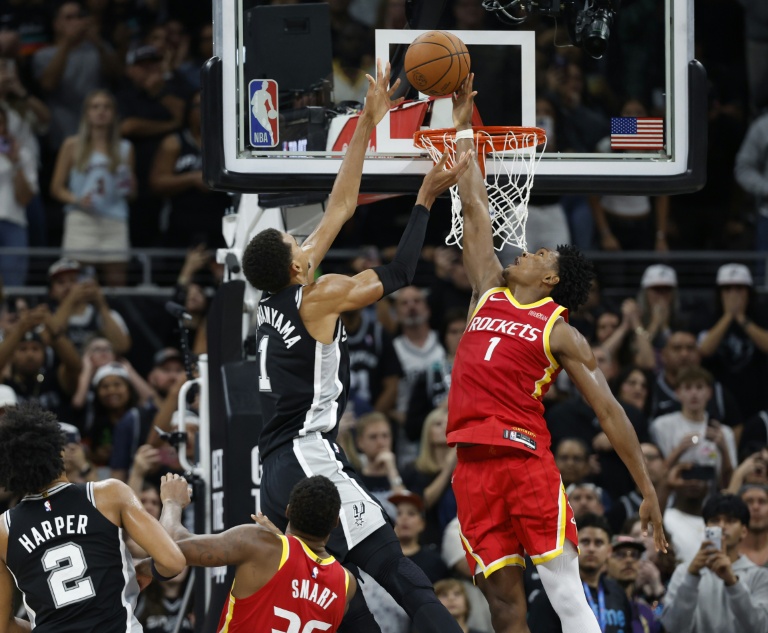 Victor Wembanyama tente un tir contre les Rockets lors d'un match de NBA