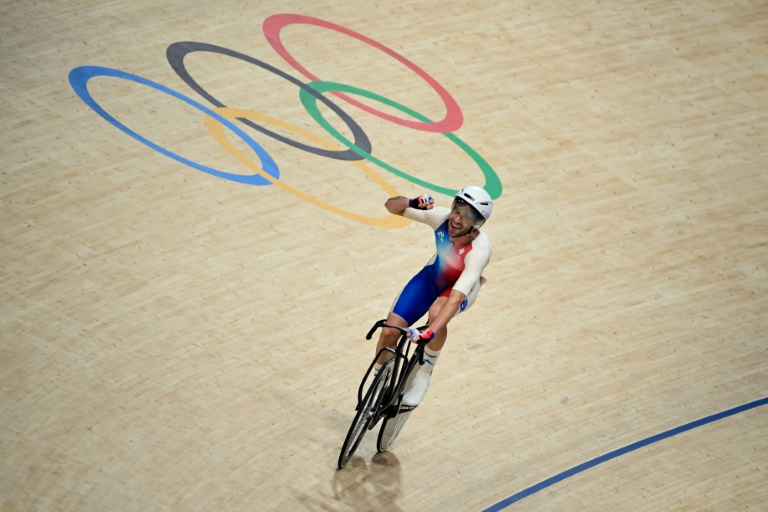 Le Français Benjamin Thomas célèbre sa victoire dans l'omnium, épreuve de cyclisme sur piste, aux Jeux Olympiques de Paris 2024 dans le vélodrome de Saint-Quentin-en-Yvelines le 8 août 2024