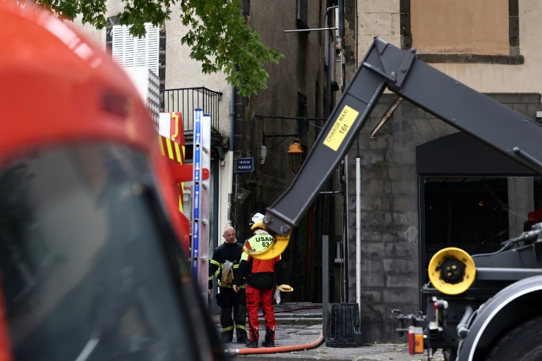 Des pompiers à proximité d'un immeuble ravagé par un incendie dans lequel trois corps ont été retrouvés, le 31 octobre 2026 à Clermont-Ferrand