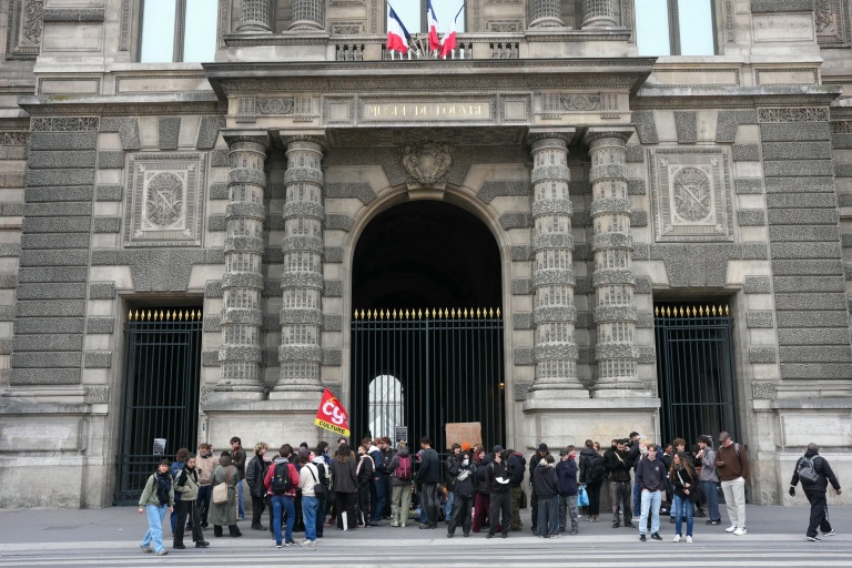 Le musée du Louvre, à Paris, bloqué par des étudiants en art mobilisés contre 