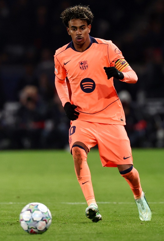 Le prodige du FC Barcelone Lamine Yamal, un des prétendants au Ballon d'or, lors du match de Ligue des champions contre le Paris Saint Germain (défaite 4-2), le 20 octobre 2026 au Parc des Princes