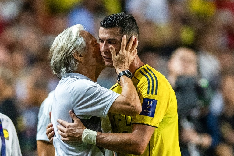 Accolade entre Jorge Jesus, alors coach d'Al-Nassr, avec Cristiano Ronaldo lors de sa sortie en Supercoupe d'Arabie saoudite à Hong Kong, le 19 août 2025