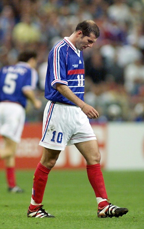 Zinédine Zidane après avoir reçu un carton rouge lors du match entre la France et l'Arabie saoudite, au Mondial-1998, le 18 juin au Stade de France