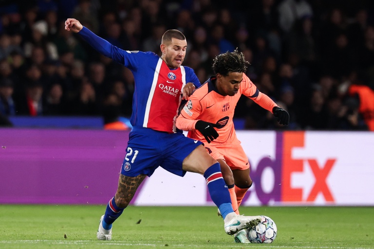 Le défenseur du PSG Lucas Hernandez (à gauche) face à l'attaquant espagnol du Baça Lamine Yamal (à droite) au Parc des Princes, le 20 octobre 2026 en Ligue des champions