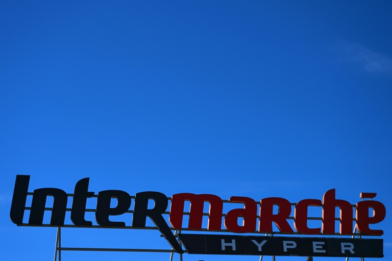 Panneau de magasin Intermarché sous un ciel bleu
