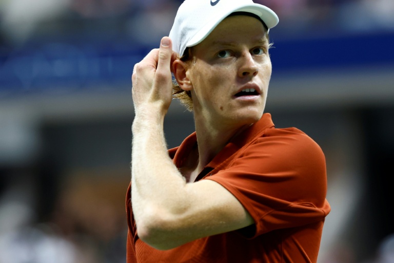 Jannik Sinner sur le court, se préparant pour un match de tennis.