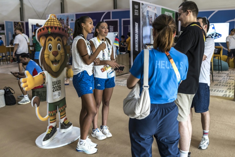 De jeunes athlètes grecques parlent à des journalistes le 29 octobre 2026, au village olympiques des Jeux olympiques de la jeunesse (JOJ) Dakar 2026, à Diamniadio, au Sénégal