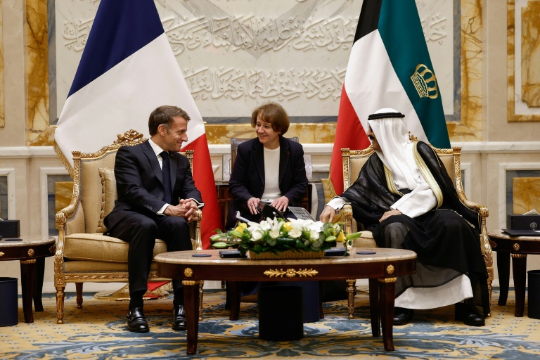 Le président Emmanuel Macron s'entretient avec l'émir du Koweït Mechaal al-Ahmad Al-Sabah, le 19 octobre 2026, au Palais de Bayan à Koweït