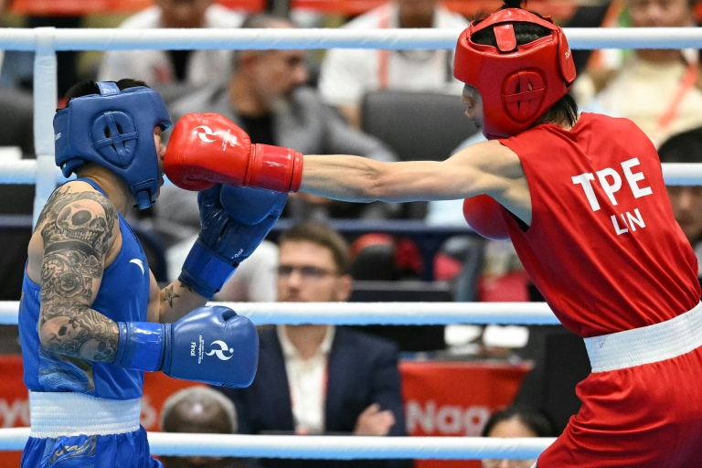 La Taïwanaise Lin Yu-ting (en rouge) affronte la Chinoise Yang Chengyu lors du combat pour la médaille d'or de boxe féminine (catégorie des 60 kg) aux Jeux asiatiques de 2026, à Nishio, le 2 octobre 2026