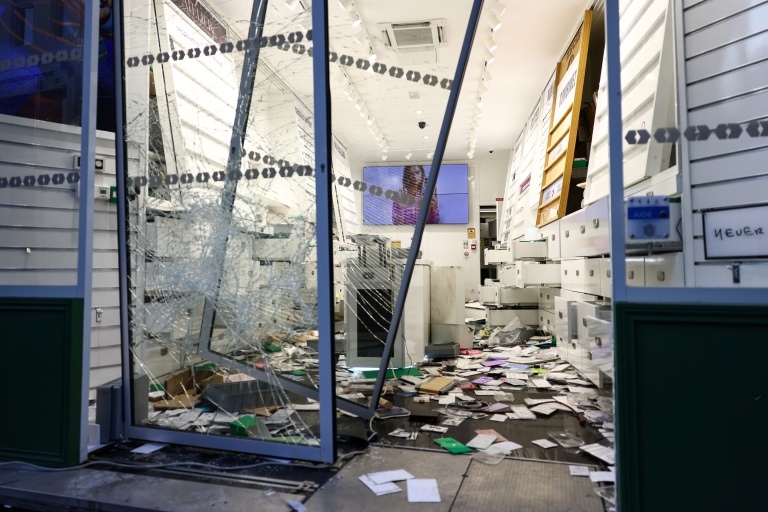 Vue d'un magasin pillé à Lille en marge de la manifestation du 17 octobre, le 18 octobre 2026