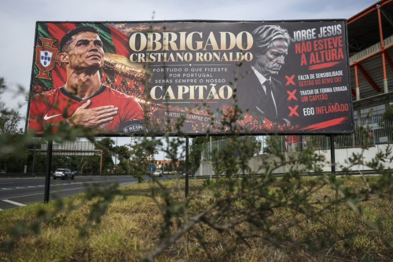 Un panneau de soutien à Ronaldo et de critiques envers le sélectionneur Jorge Jesus où l'on peut lire 