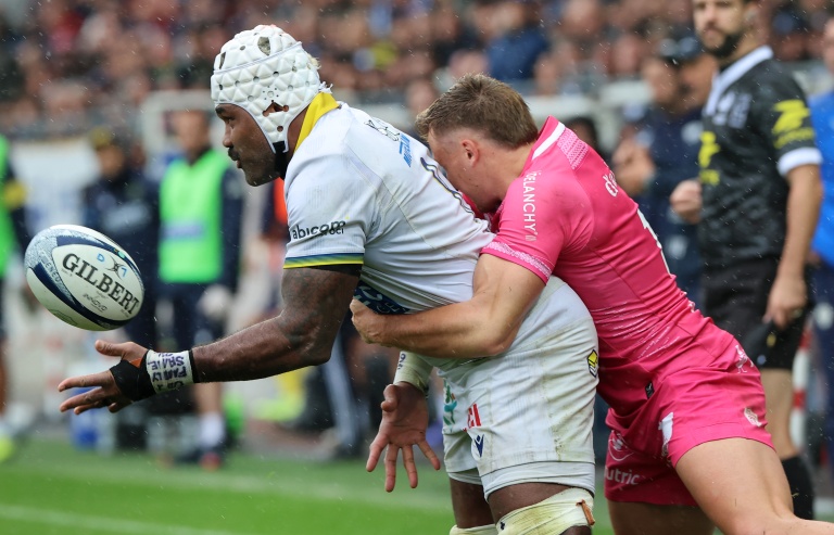L'ailier de Vannes Nathanaël Hulleu (à droite) plaque le 3e ligne fidjien Pita-Gus Sowakula (à gauche) au Stade de la Rabine, le 24 octobre 2026