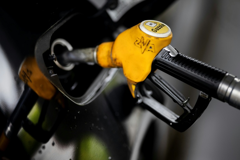 Pompe à gazole dans une station-service, symbolisant l'augmentation des prix des carburants.