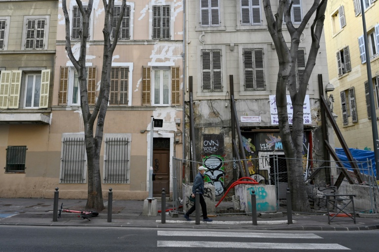 Des barrières de sécurité installées autour d’un immeuble sur le point de s’effondrer dans le centre de Marseille,le 23 février 2021