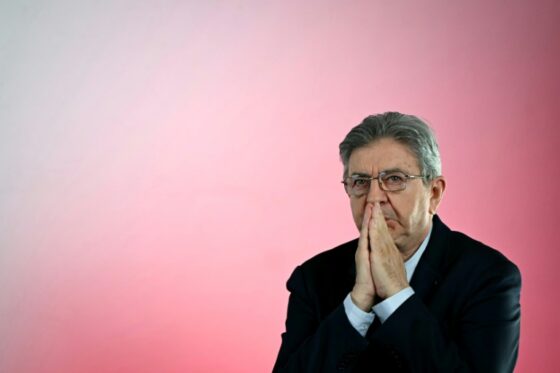 Jean-Luc Mélenchon en train de réfléchir lors d'un événement politique.