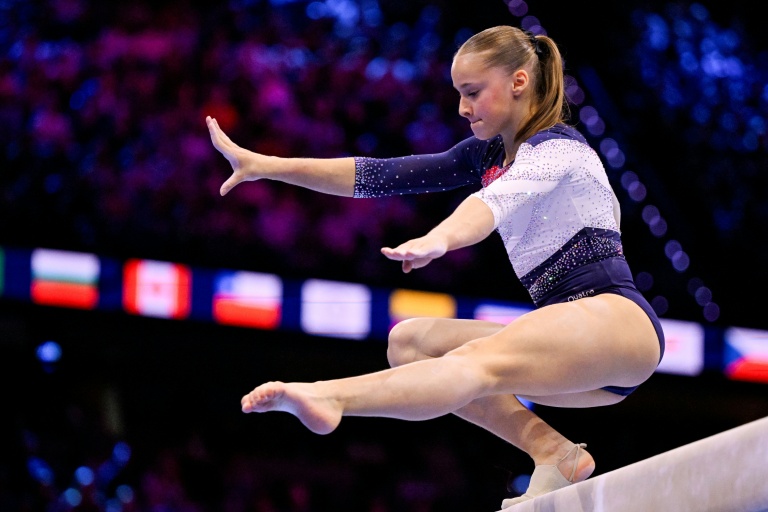 La Française Elena Colas en action lors du concours à la poutre des 54e champoionnats du monde de gymnastique artistique à Rotterdam le 25 octobre 2026