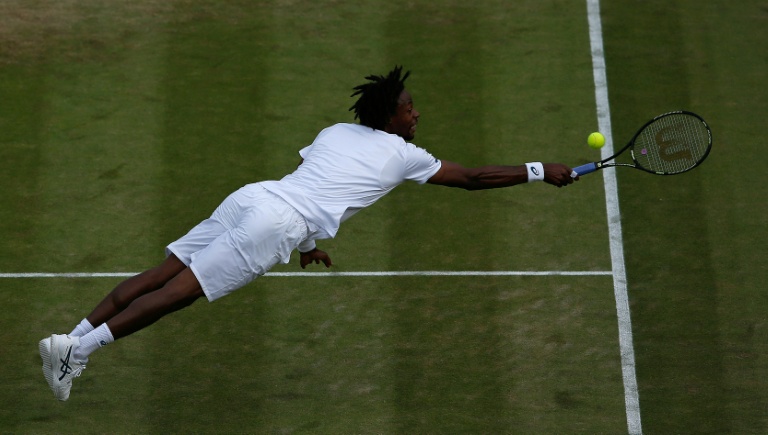 Gaël Monfils plonge pour tenter de touchre la balle contre Gilles Simon, au 3e tour du tournoi de Wimbledon, le 4 juillet 2015