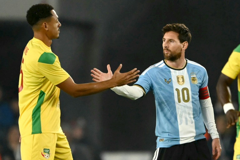 L'arbitre chilien Fernando Vejar avec Messi et Sessi D'Almeida avant le match amical entre les deux pays.