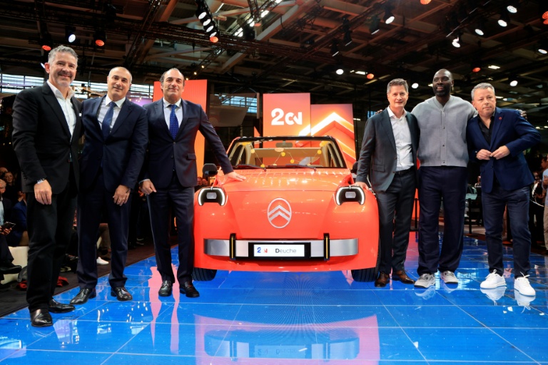 Les dirigeants de Stellantis et Citroën posent avec le comédien Omar Sy devant la nouvelle 2CV électrique au Mondial de l’Auto à Paris, le 12 octobre 2026