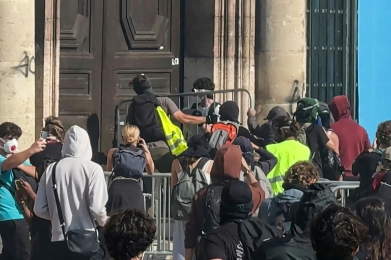 Manifestants tentent d'entrer dans la mairie de Marseille lors de la mobilisation contre la vie chère.
