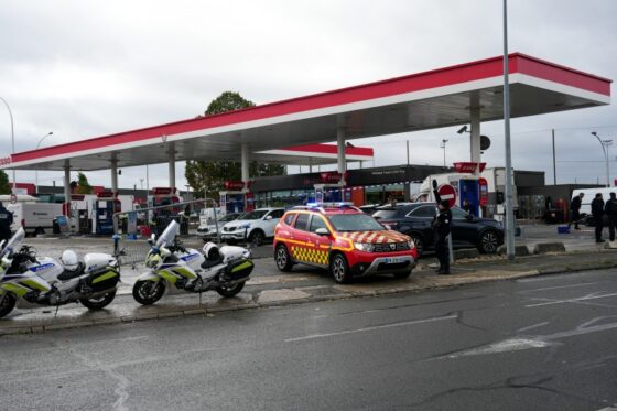 Scène de l'attaque aux Yvelines avec véhicules de police et services d'urgence.