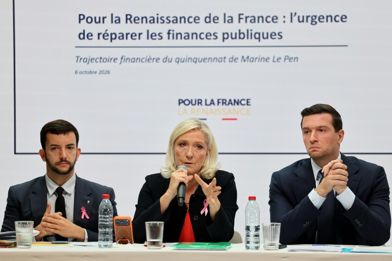 Marine Le Pen, entourée par Jean-Philippe Tanguy, à gauche, et Jordan Bardella, à droite, présente le programme budgétaire du RN, le 6 octobre 2026 à Paris