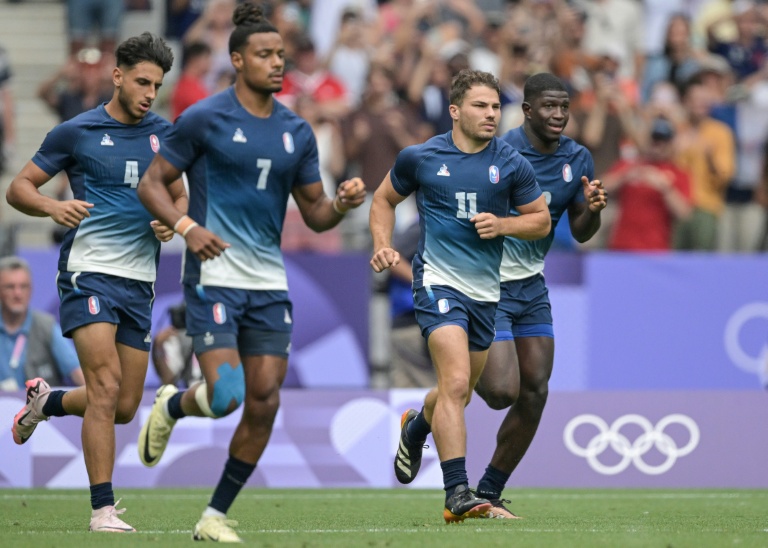 Les joueurs de l'équipe de France de rugby à VII Théo Forner (à gauche), Jefferson-Lee Joseph et Antoine Dupont lors du match du tournoi des Jeux olympiques de Paris contre les Fidji, au Stade de France le 25 juillet 2024