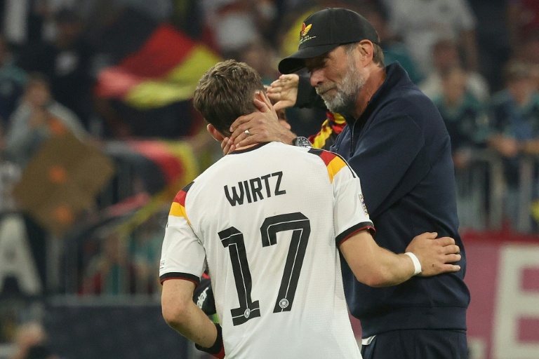 Le sélectionneur allemand Jurgen Klopp félicite son milieu Florian Wirtz après la victoire de la Mannschaft 2-0 contre la Serbie en Ligue des nations à l'Allianz Arena de Munich le 1er octobre 2026 en Allemagne