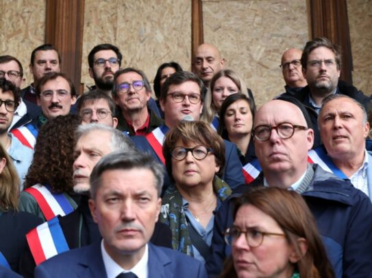 Rassemblement de maires et citoyens en France pour dénoncer la violence et exprimer leur solidarité.