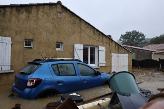 Maison inondée avec une voiture bleue à Ghisonaccia