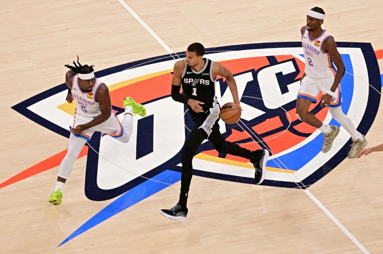 Victor Wembanyama cerné par Shai Gilgeous-Alexander lors du match 5 de la finale de conférence Ouest entre Oklahoma et les Spurs, le 26 mai 2026 à Oklahome City