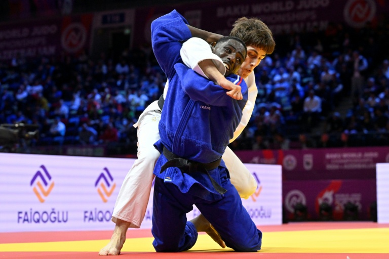 Joan-Benjamin Gaba (kimono bleu) a été dominé par le Bulgare Victor Skerlev pour son entrée en lice aux Championnats du monde de judo de Bakou, le 6 octobre 2026