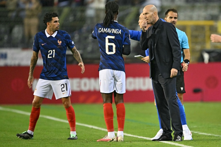Eduardo Camavinga écoute religieusement le sélectionneur Zinédine Zidane durant la rencontre face à la  Belgique à Bruxelles, le 28 septembre 2026