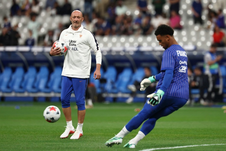 L'entraîneur des gardiens de l'équipe de France Fabien Barthez (à gauche) observe le gardien Guillaume Restes avant le match de la France contre la Belgique au Stade de France de Saint-Denis le 5 octobre 2026