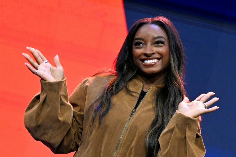 La gymnaste américaine Simone Biles salue le public lors des 54e championnats du monde de gymnastique artistique à Rotterdam le 24 octobre 2026