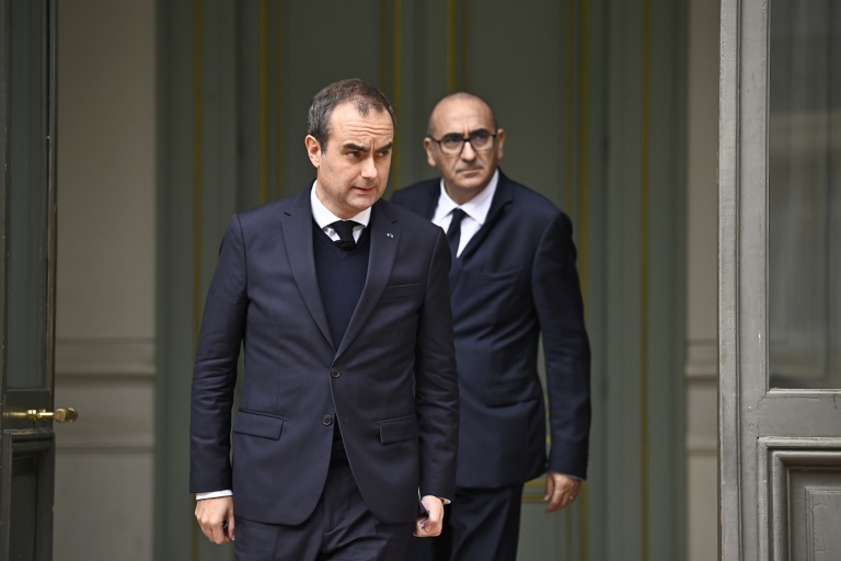 Sébastien Lecornu et Laurent Nuñez quittent un bâtiment à Paris.
