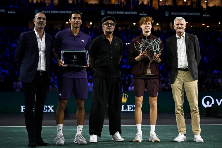 De gauche à droite, Cédric Pioline, Felix Auger-Aliassime, Yannick Noah, Jannik Sinner et Gilles Moretton, le président de la Fédération française (FFT), après la finale du Masters 1000 de Paris, le 2 novembre 2025 à La Défense