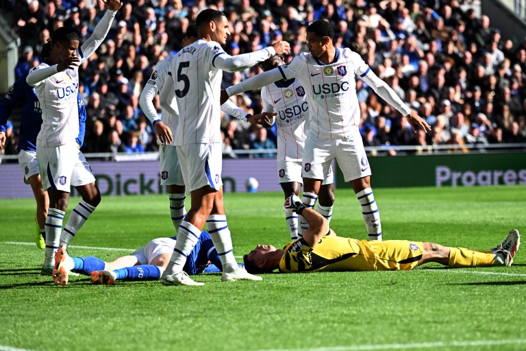 Le gardien argentin de Chelsea Emiliano Martinez au sol après un choc avec un joueur d'Everton, le 17 octobre 2026 à Liverpool