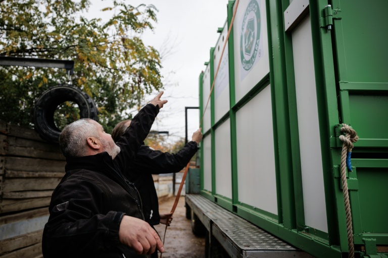 Un soigneur vérifie le conteneur transportant Wami, un rhinocéros blanc, au Parc zoologique de Paris, le 20 octobre 2026