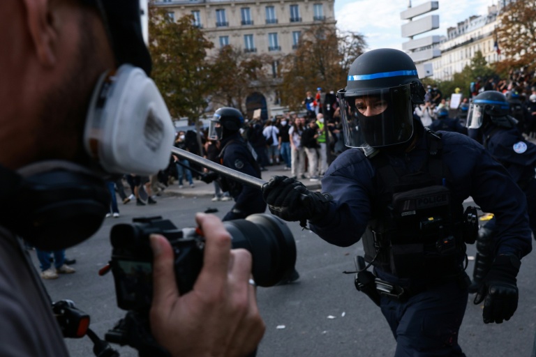 Des policiers interviennent face aux manifestants, le 6 octobre 2026 à Paris