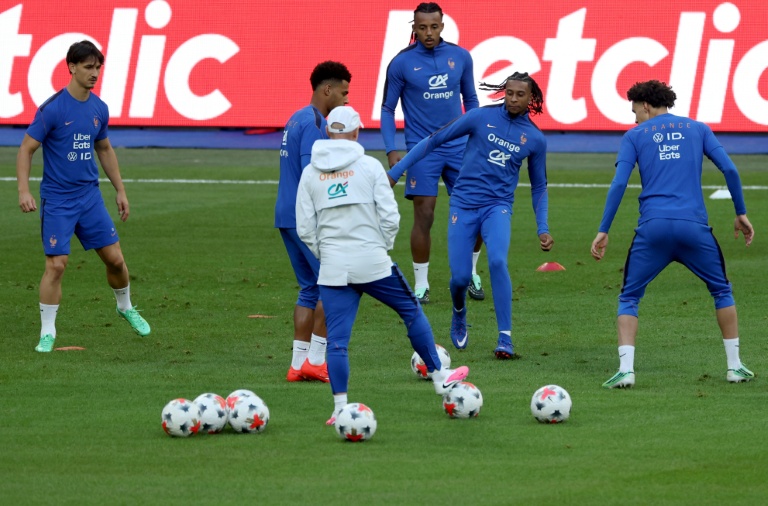 Michael Olise (c) avec ses camarades lors d'une séance d'entraînement des Bleus au Stade de France, le 1er octobre 2026, à la veille du match contre l'Italie en Ligue des nations